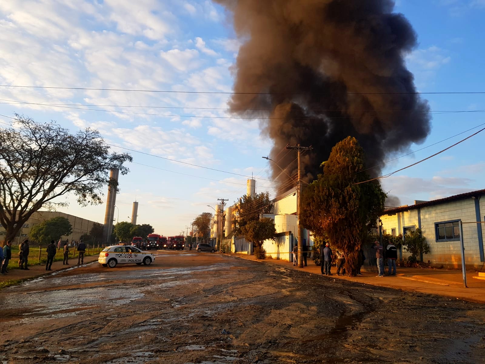 Incêndio de grandes proporções atinge fábrica de velas em Americana