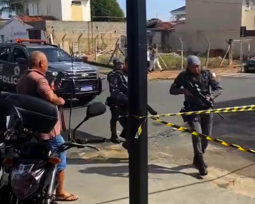 Dupla em fuga invade galpão e faz refém em Santo Antônio de Posse