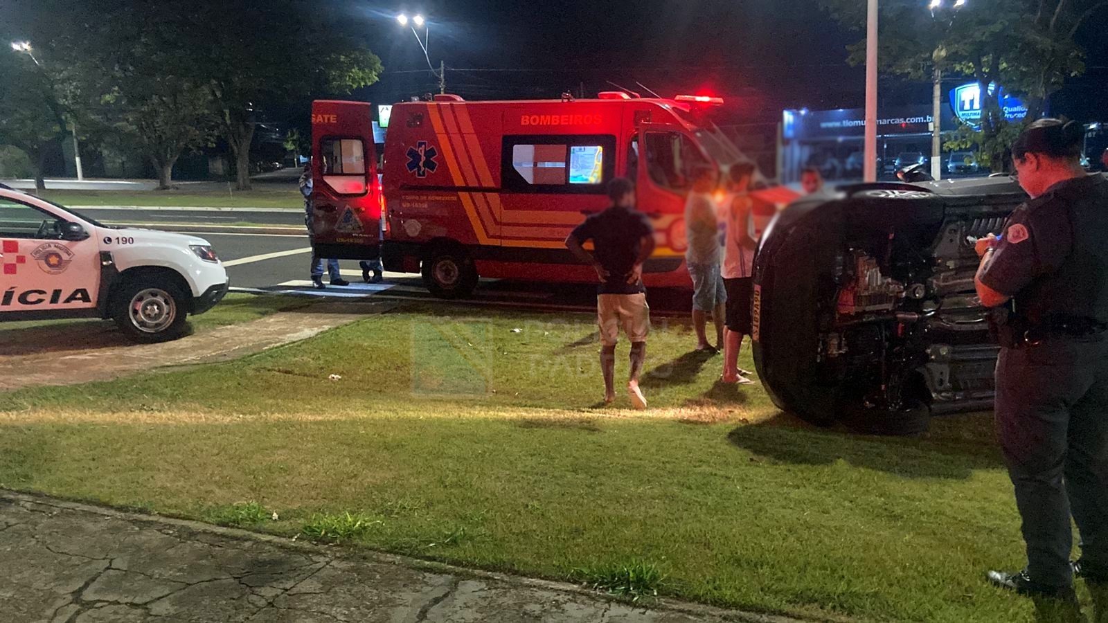 Motorista perde o controle da direção e capota em avenida de Americana