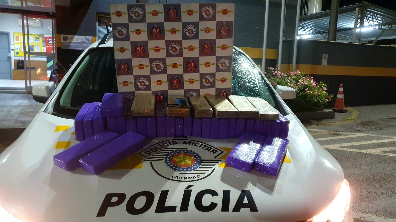 Polícia prende passageira de ônibus que transportava maconha na bagagem em Pirassununga