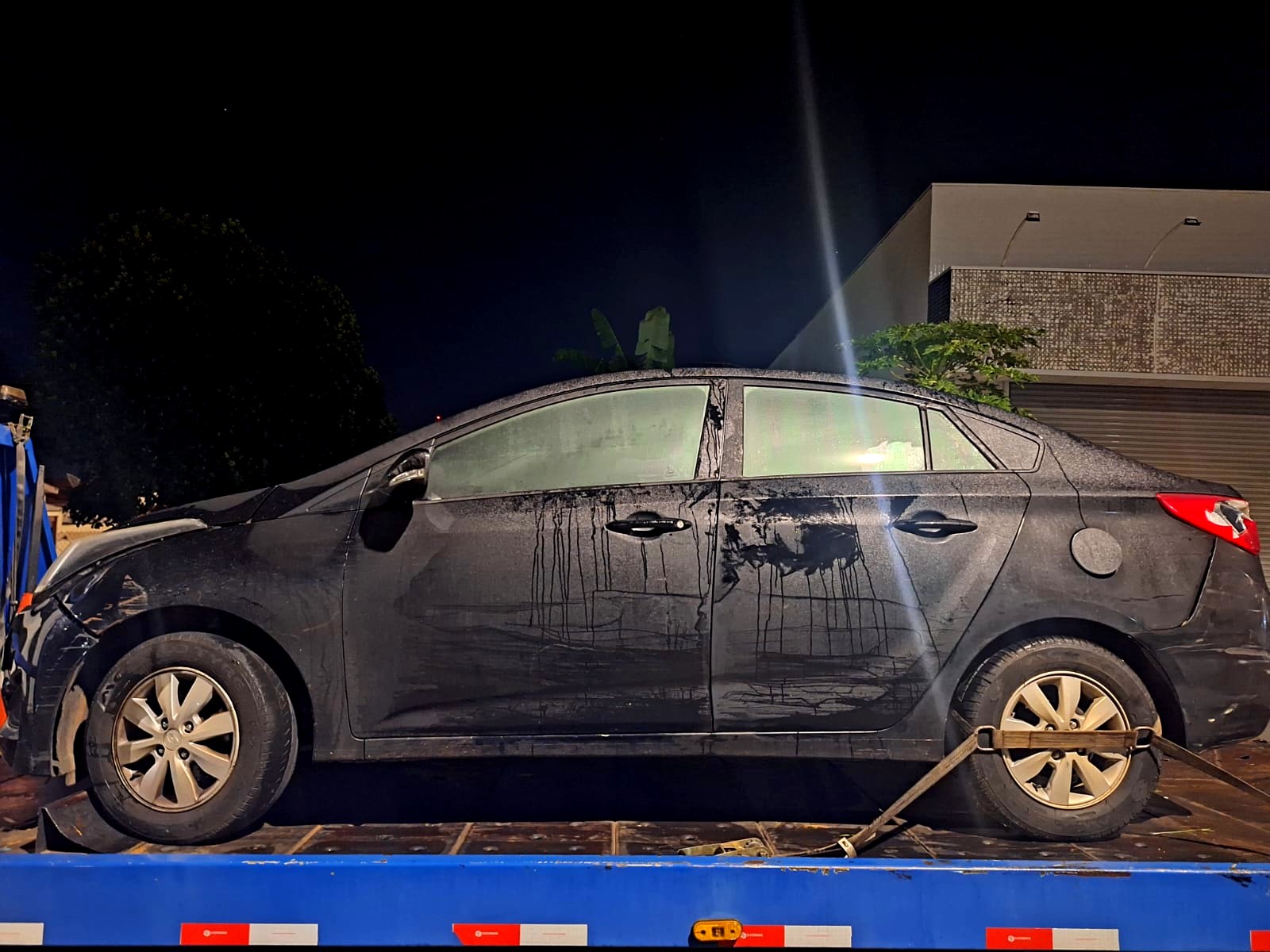 Bandidos abandonam carro furtado após roubo em comércio de Americana