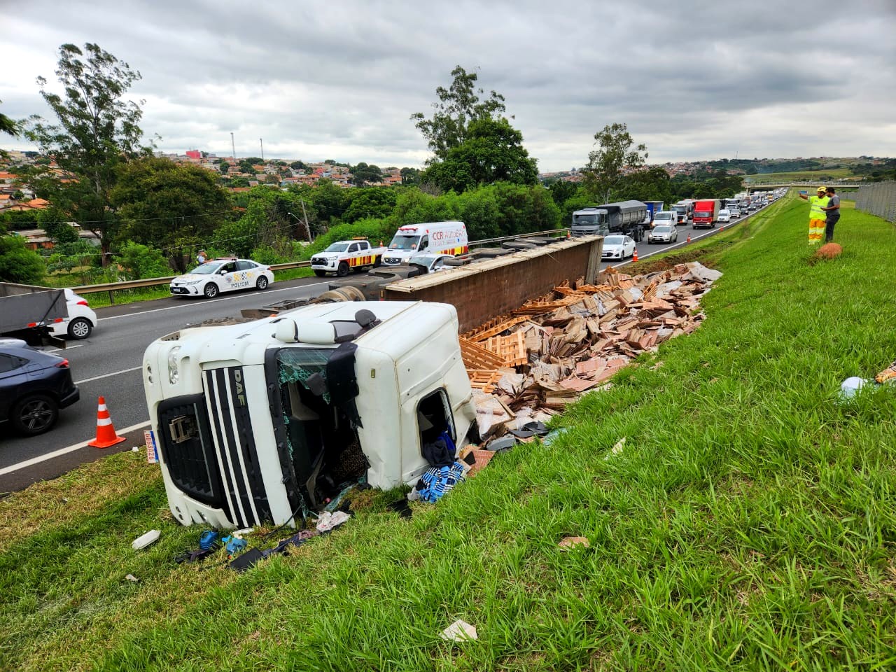 Carreta carregada com pisos tomba na Rodovia dos Bandeirantes