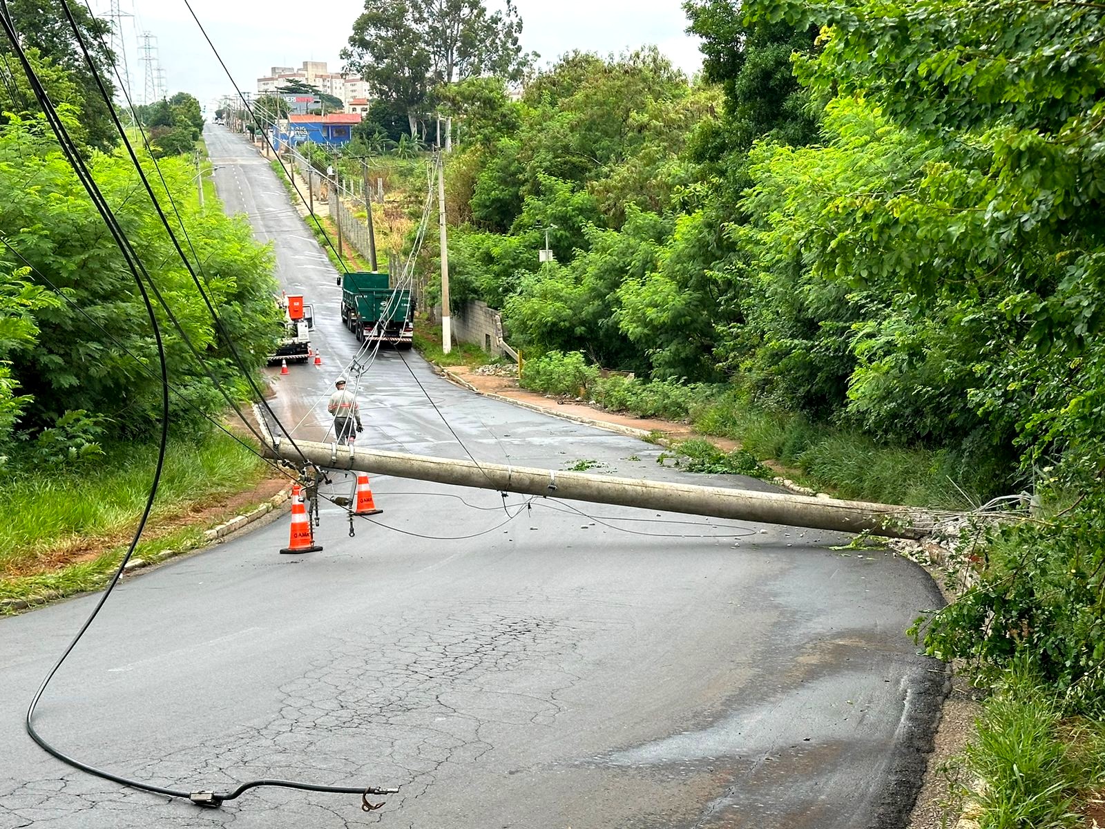 Carreta derruba poste de energia na região do Jardim Guanabara