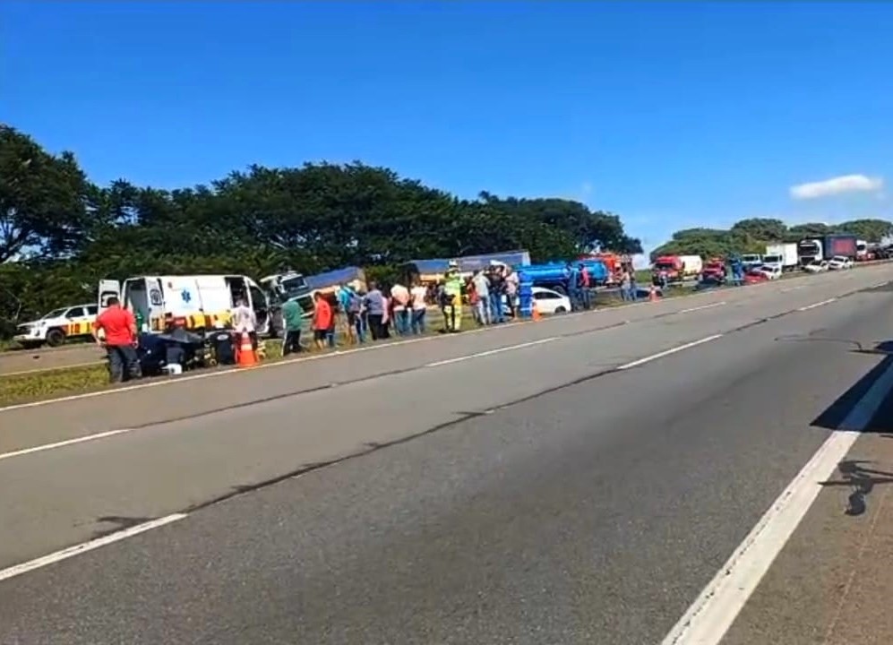 Acidente envolvendo caminhões e carro deixa um morto e dois feridos em Santa Bárbara