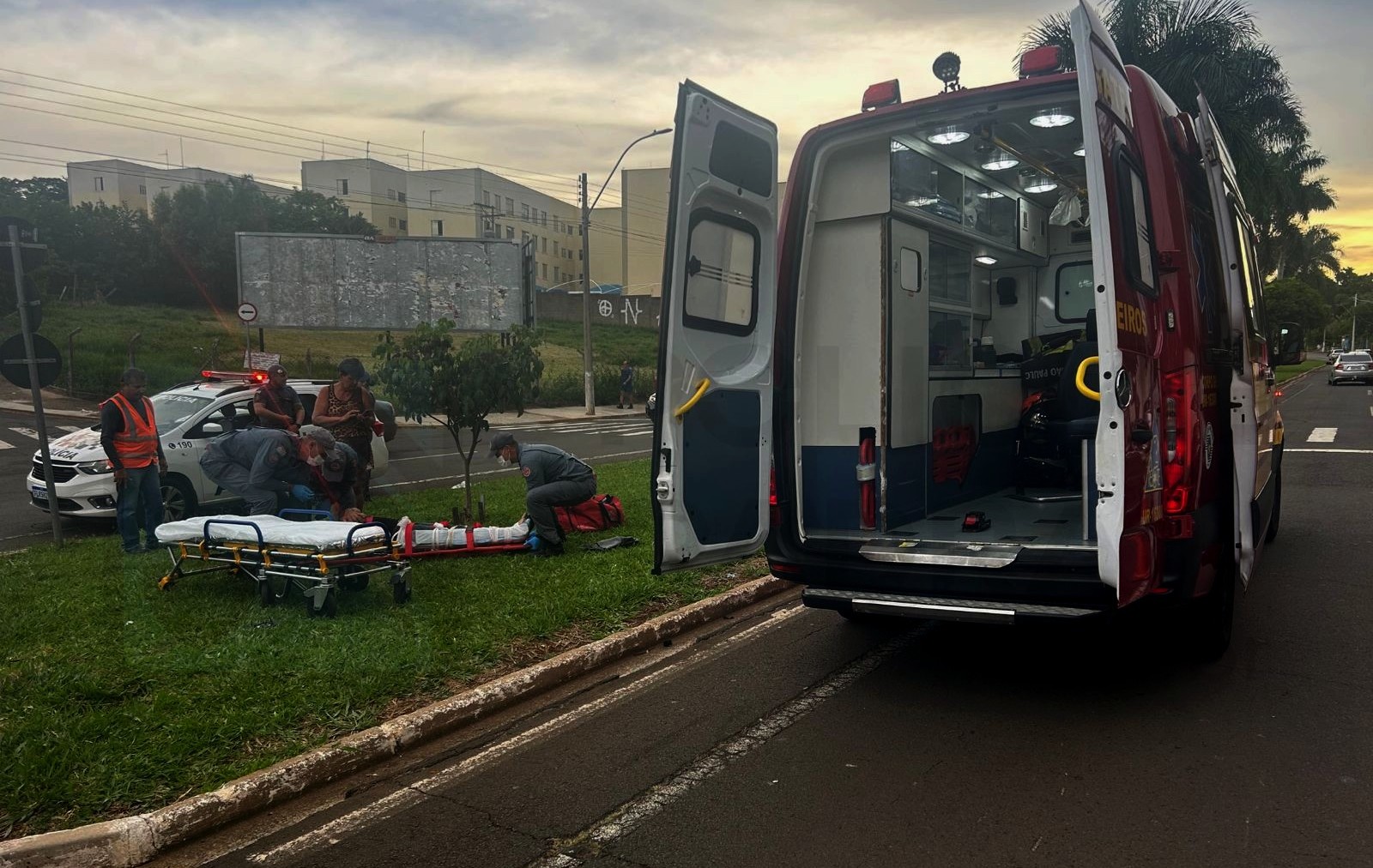 Motociclista fratura fêmur após ser arremessado por cima de carro em Americana