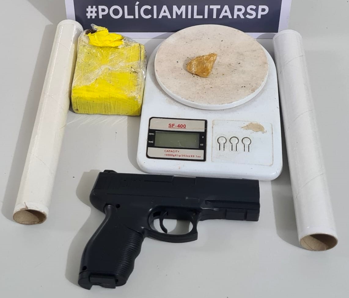 Motorista foge de abordagem, mas é detido em casa com drogas e réplica de arma