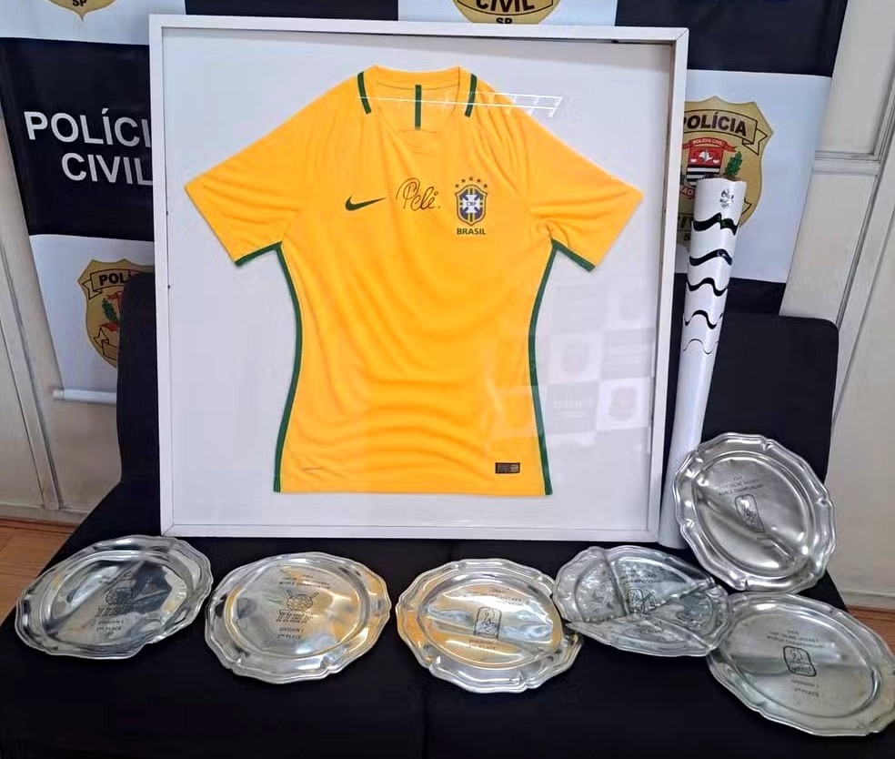 Polícia Civil recupera camisa da Seleção Brasileira autografada por Pelé e troféus furtados em Campinas