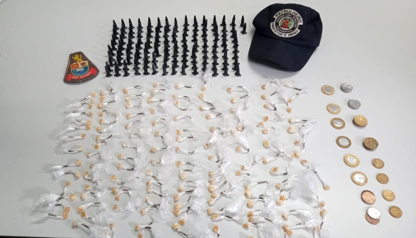 Traficante é preso com mais de 200 porções de drogas em pochete