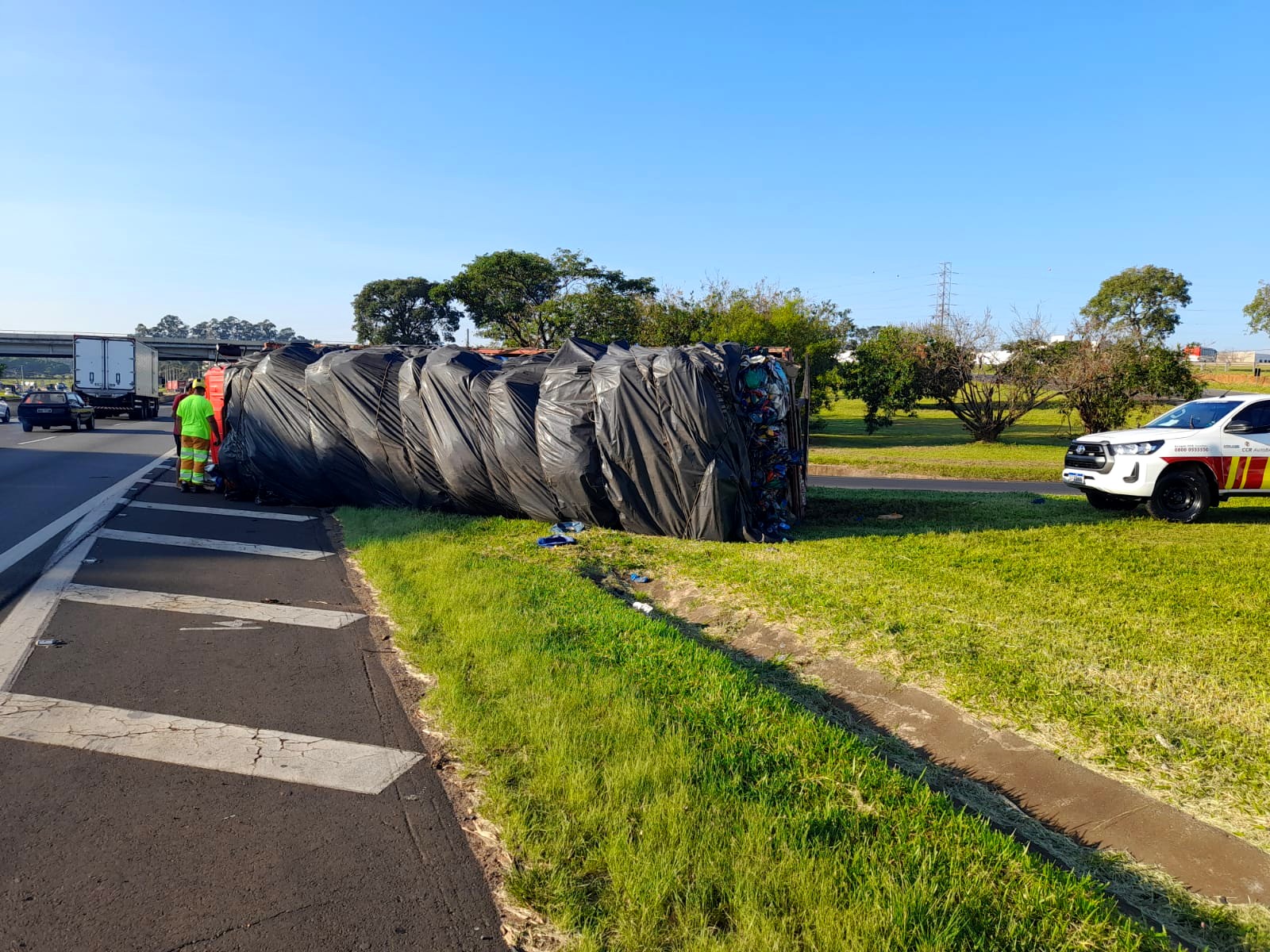 Caminhão tomba na alça de acesso da Anhanguera em Americana