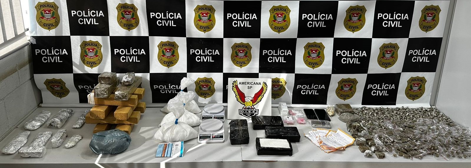 Dise apreende 75kg de drogas, armas e munições em Santa Bárbara 1