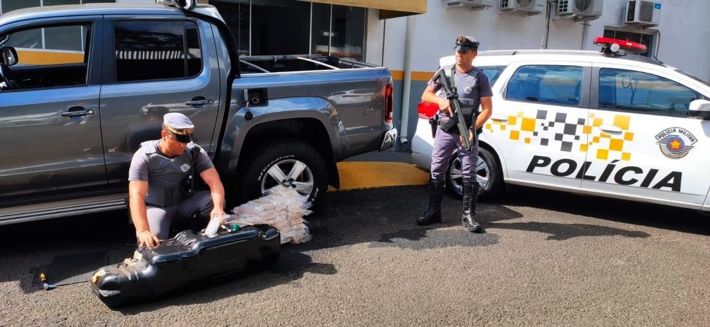 Família é flagrada com drogas escondidas em tanque de carro no interior de SP