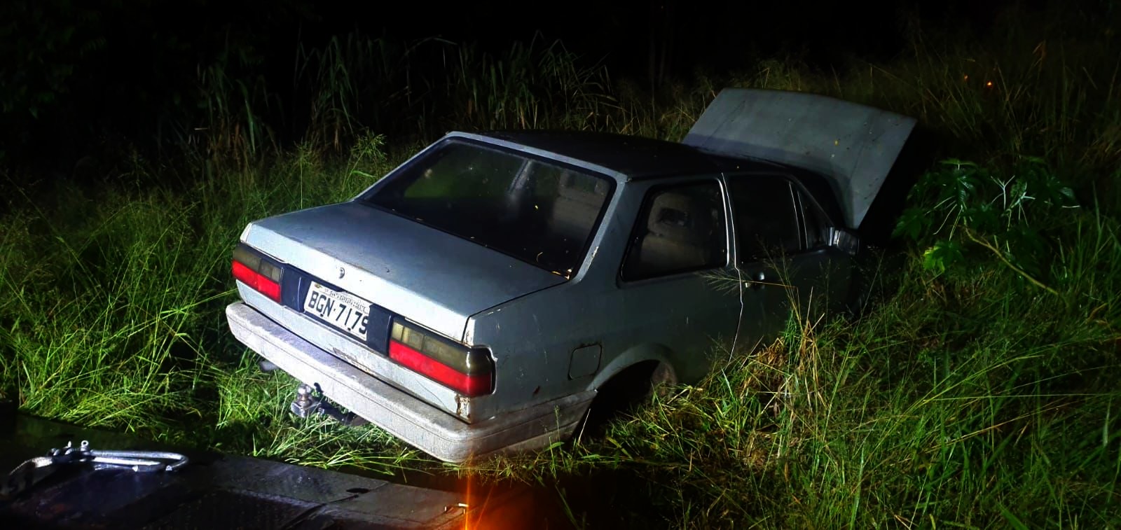 Guarda Municipal localiza carro furtado em pasto e prende procurado em Americana