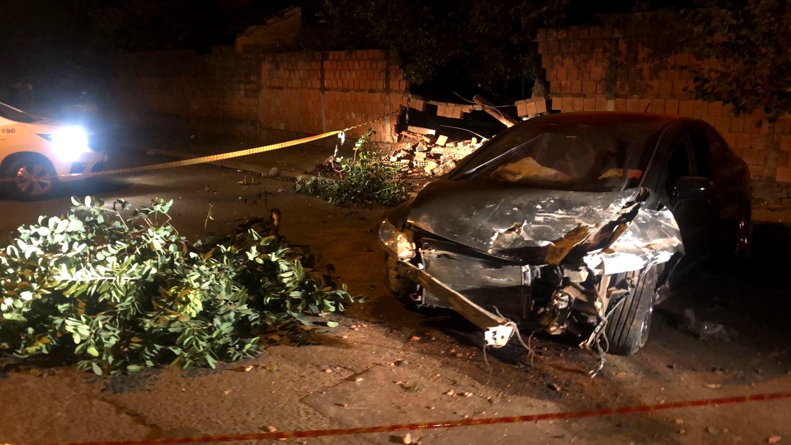 Rapaz é executado com diversos tiros dentro de carro em Leme