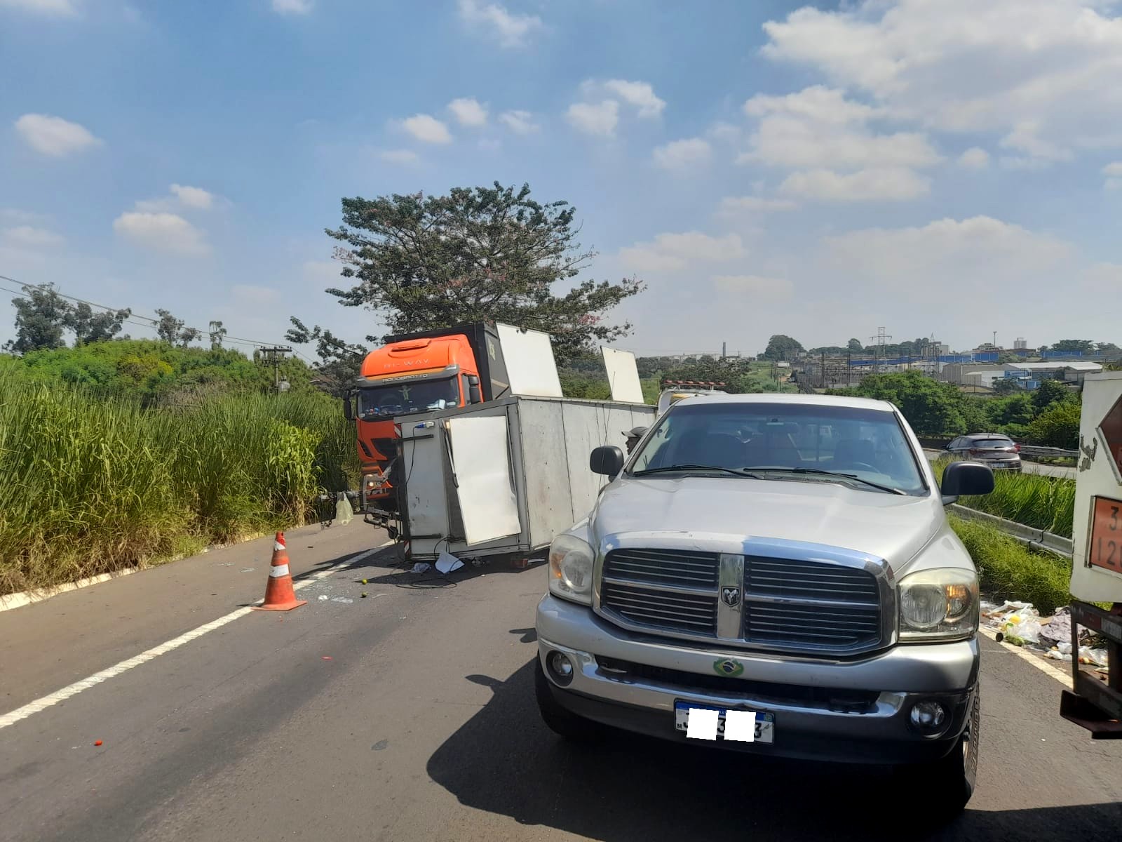 Semirreboque se solta de caminhonete e causa acidente na SP-304