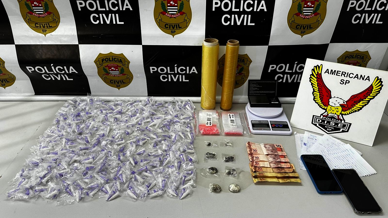 Traficante joga drogas pela janela de apartamento para tentar despistar a polícia em Sumaré