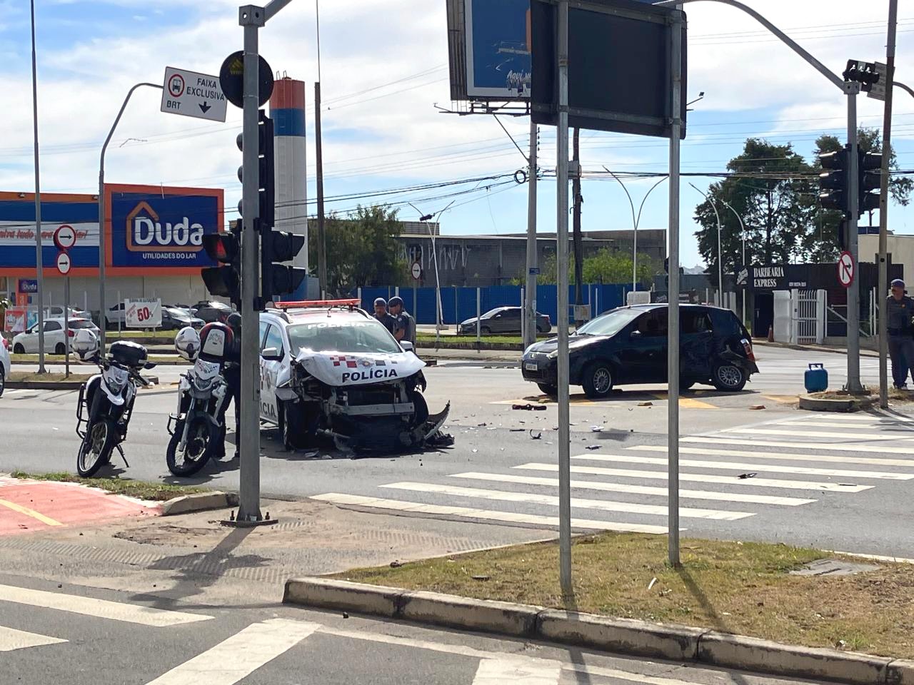 Acidente entre carro e viatura da PM deixa três crianças feridas em Campinas