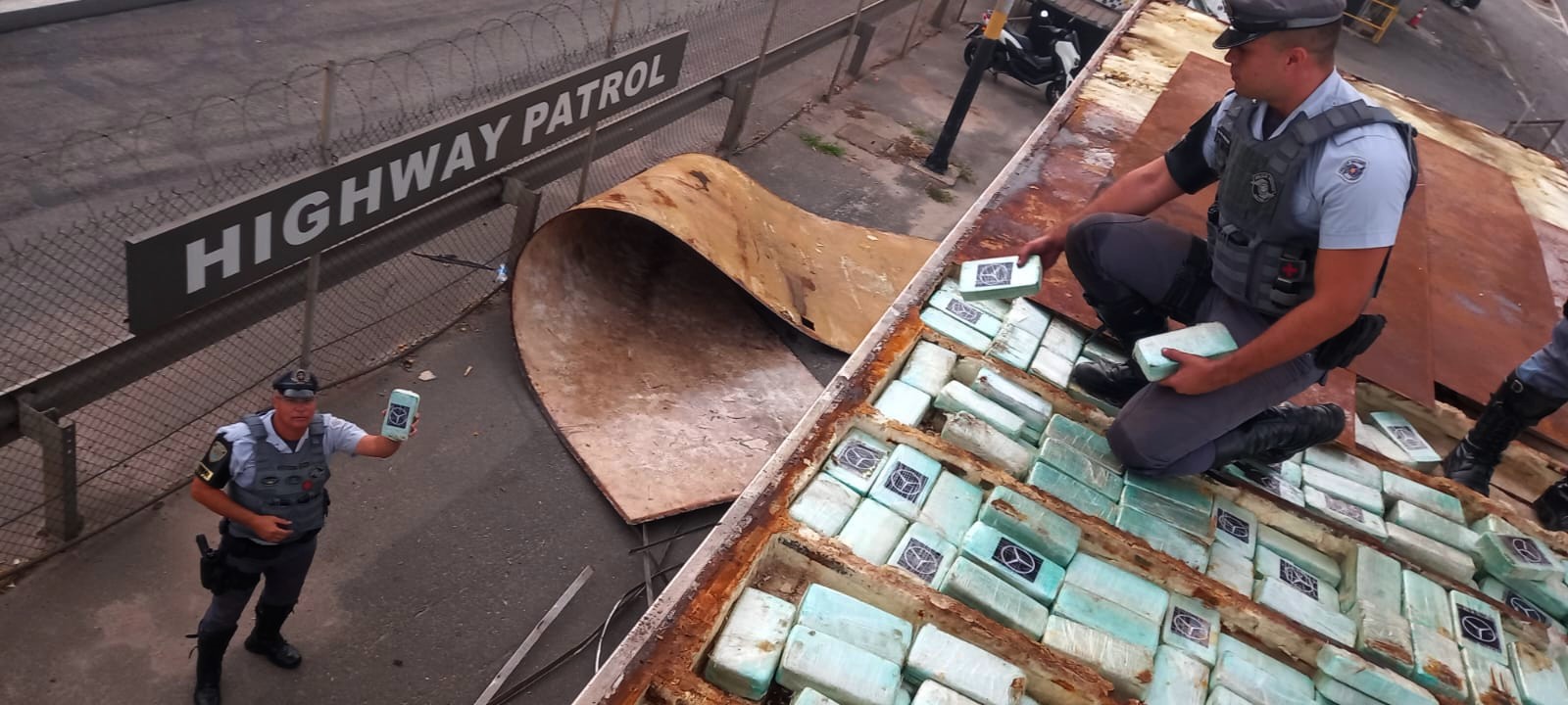 Polícia Rodoviária apreende 420 tijolos de pasta base de cocaína na Grande SP