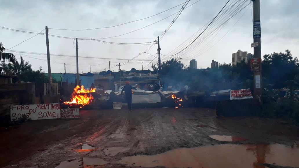 Protesto de moradores bloqueia acesso à Vila Soma em Sumaré 1