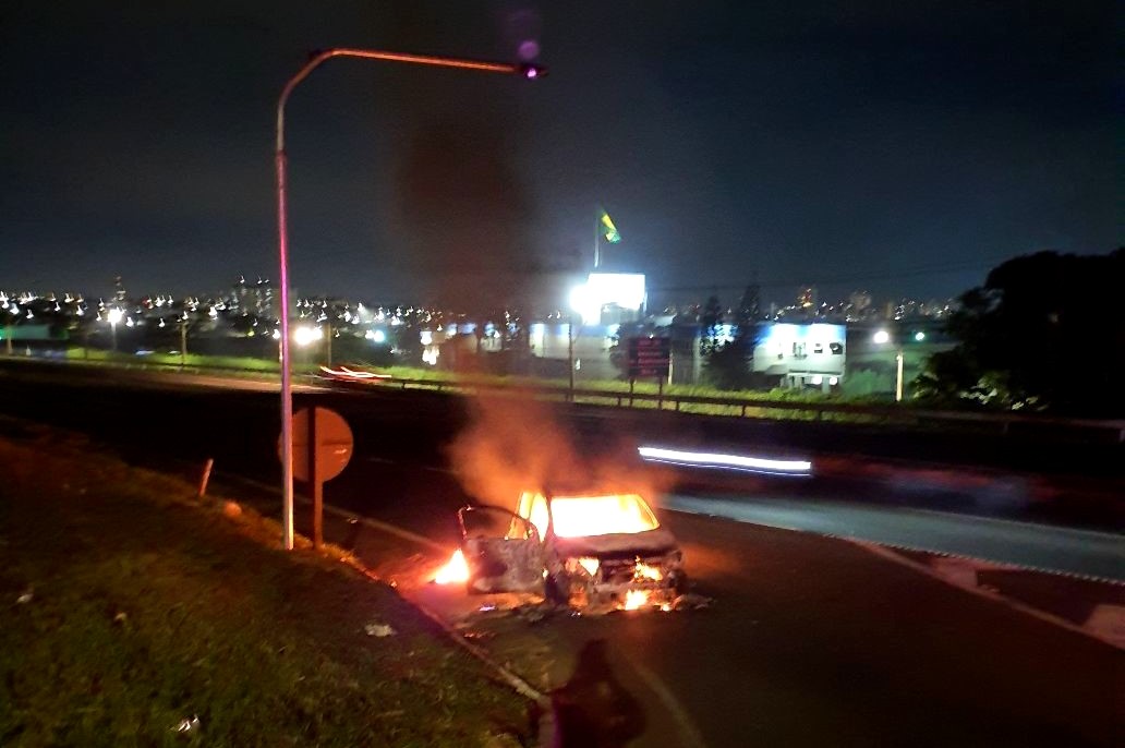 Carro pega fogo às margens da SP-304 em Americana