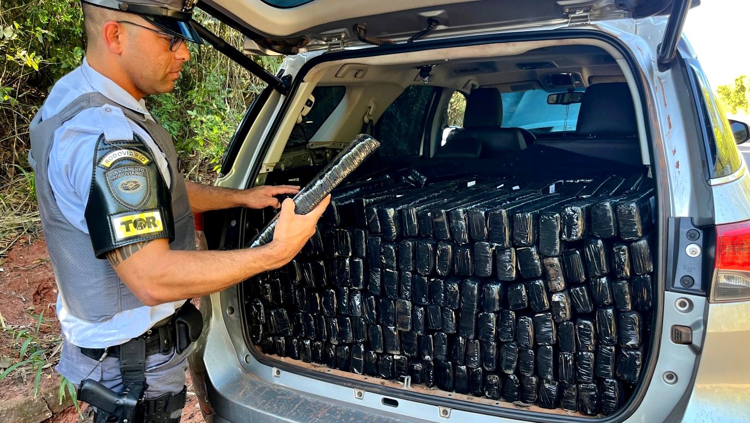 Motorista foge de abordagem e abandona carro com 500 kg de maconha