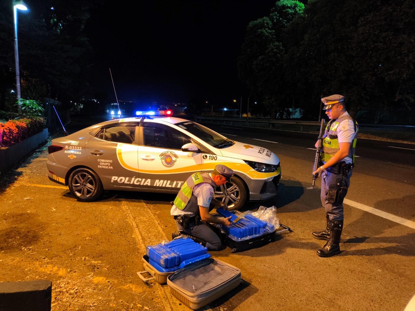 Passageira de ônibus é flagrada com 52 tijolos de maconha em São José do Rio Preto