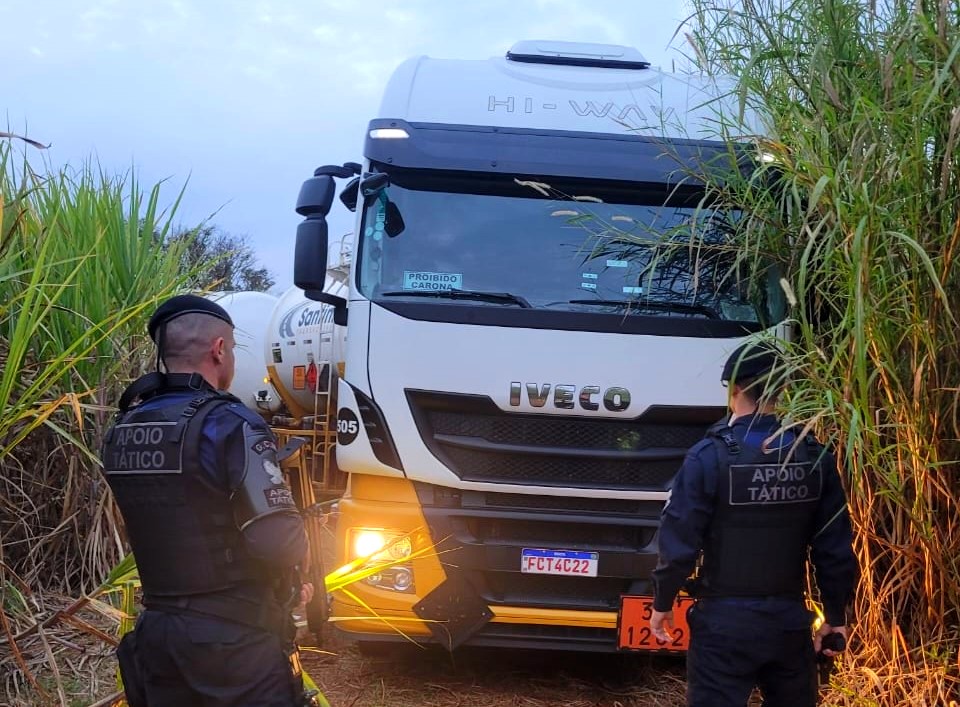 Caminhão roubado em Limeira é localizado em canavial de Santa Bárbara