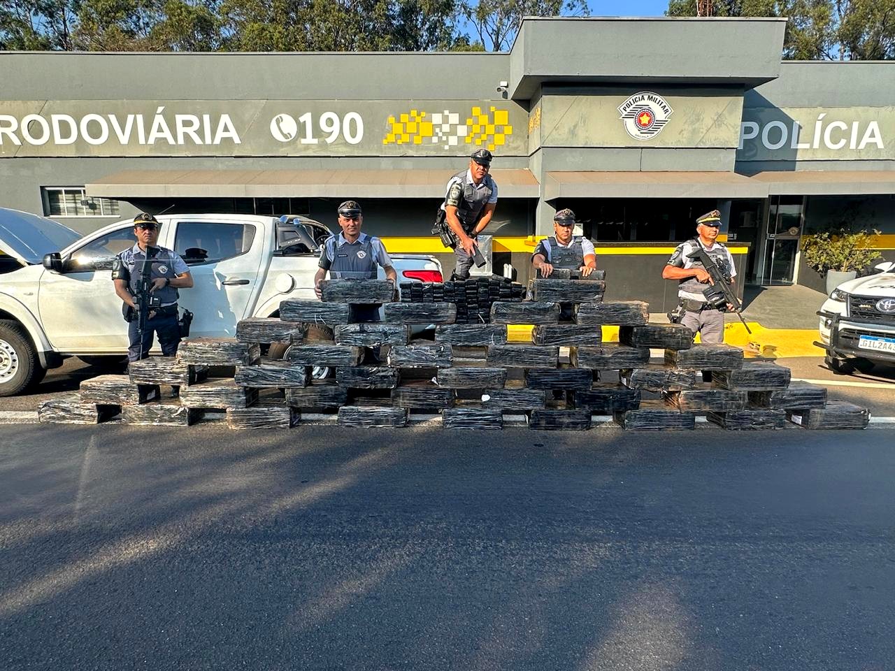 Motorista de caminhonete furtada é preso com quase 1 tonelada de maconha em Pirapozinho