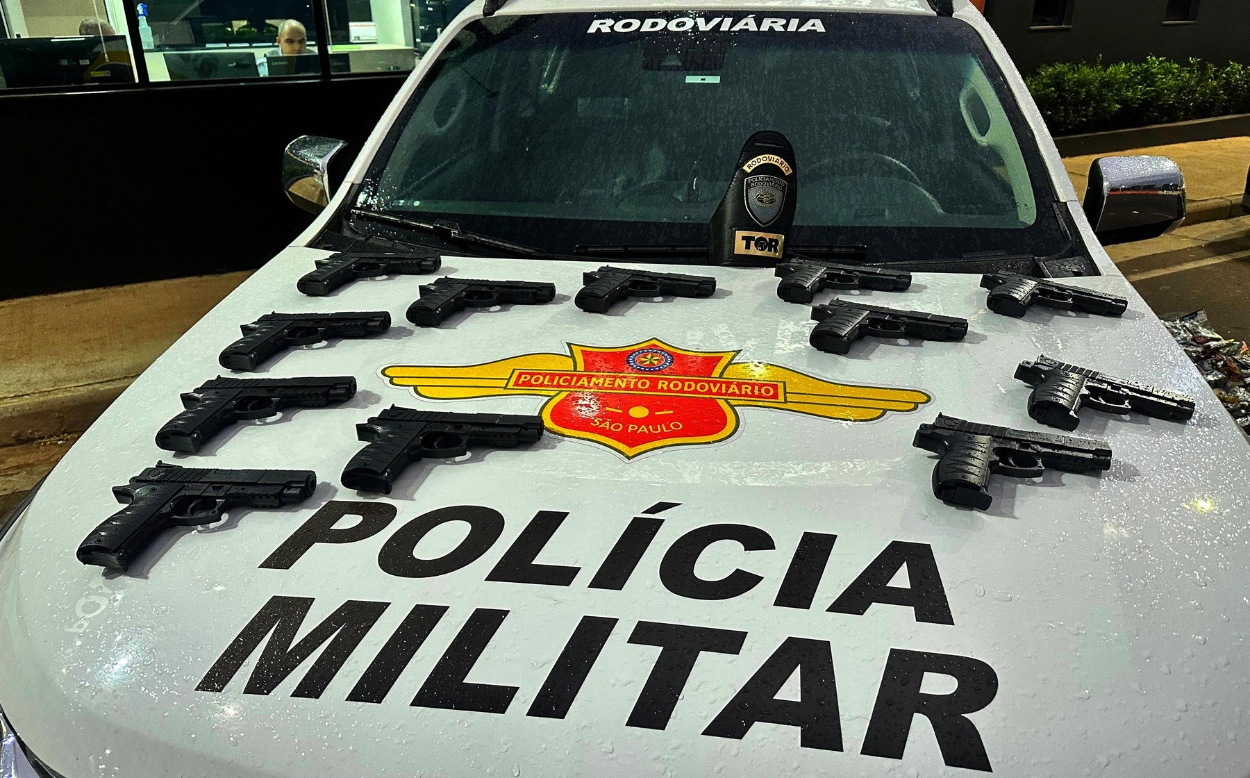 Nigeriano é preso contrabandeando quase duas mil réplicas de arma de fogo em ônibus em Bauru