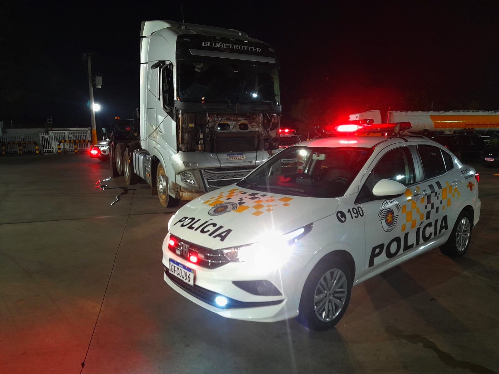 Dupla é presa guinchando caminhão roubado na Rodovia D. Pedro I em Campinas