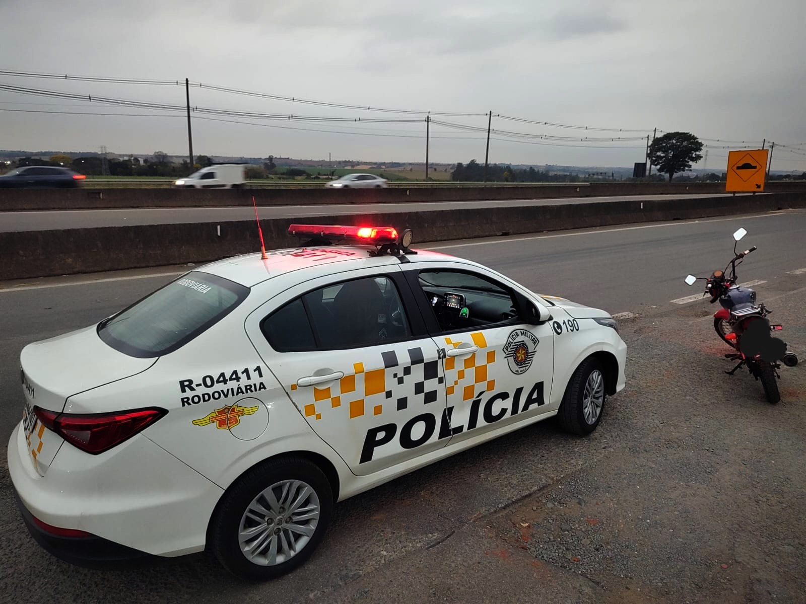 Homem é preso por conduzir moto com placa artesanal em Limeira