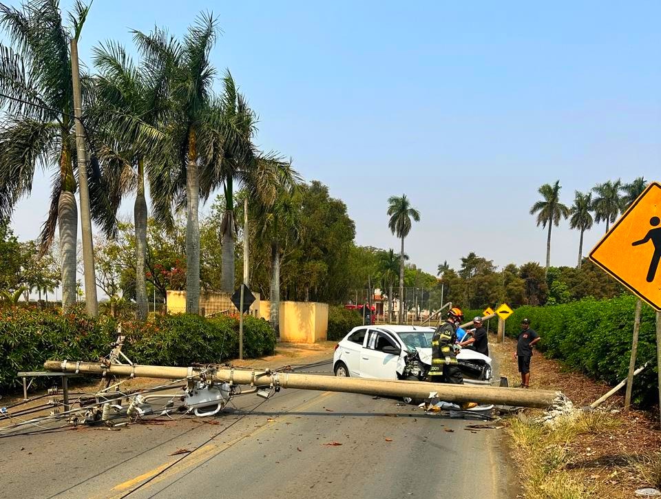 Motorista sofre mal súbito e derruba três postes em Nova Odessa