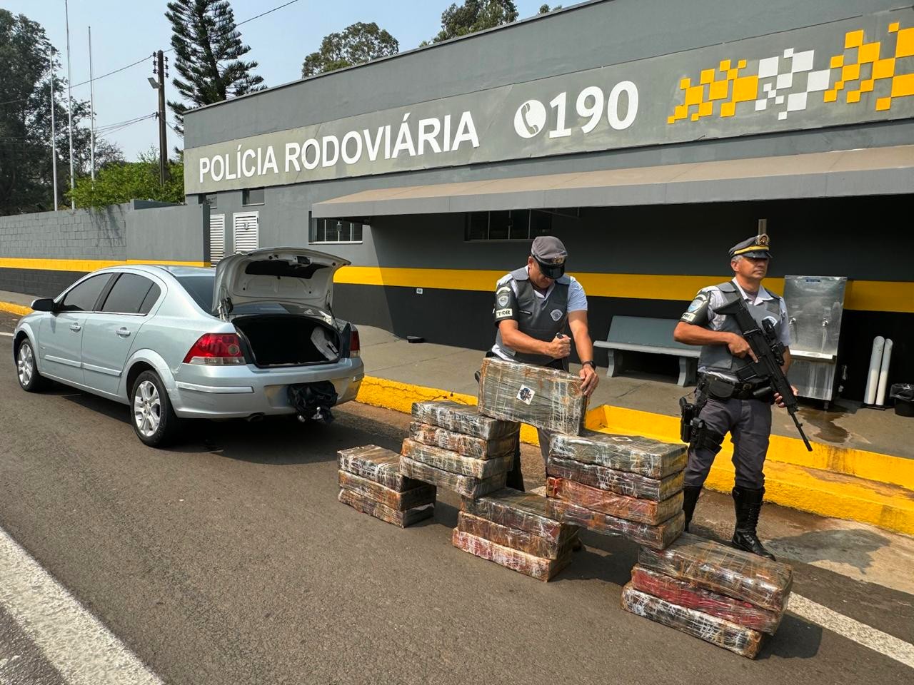 Polícia intercepta carro 312 kg de maconha em Pirapozinho